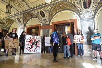 Jugendhilfe-Vereine protestieren im Chemnitzer Rathaus - Vor der ersten Sitzung des neuen Jugendhilfeausschusses im Chemnitzer Rathaus protestierten am Dienstag Vereine.