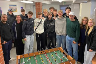 Jugendkeller Falkenau: Jetzt schmeißt die Jugend den Laden selbst - Anlässlich des Neustarts im Jugendkellers in Falkenau gab es am Freitag eine Party, zu der auch Eltern und Vertreter aus dem Dorf eingeladen waren. Vorn links: Nino Mihaly und Janine Kromm vom Verein Regenbogenbus.