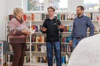 Jugendkultur im Erzgebirge: Ehrenfriedersdorfer Nachwuchs hat null Bock auf Dichterwettstreit - Brigitte Wicklein ließ sich von Hank M. Flemming (M.) vom Poetry-Slam-Fieber anstecken – und auch Matthias Haase.