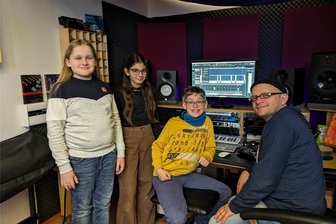 Jugendkunstschule Waldenburg: Schüler produzieren Podcast für Schüler - Mitglieder der AG Schulpodcast der Jugendkunstschule Waldenburg mit AG-Leiter Marek Arnold.