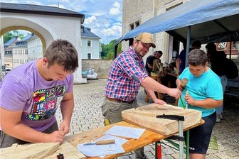 Jugendkunstsymposium: Junge Erzgebirger zeigen kreatives Talent - Daniel Lüder (l.) und sein kleiner Bruder Denis-Robin (r.) aus Waldesruh bei Oelsnitz waren das erste Mal beim Kunstsymposium mit dabei und werden hier im Bild von Johannes Düring (M.) angeleitet.