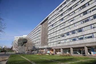 Jugendliche am Marx-Kopf in Chemnitz sexuell belästigt und geschlagen - Die Tat geschah am Durchgang hinter dem Marx-Monument.