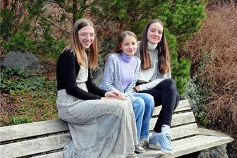 Jugendliche aus dem Erzgebirge rocken Bühne mit biblischer Geschichte - Naemi Mann (v. l.), Jael Rosenthal und Laila Drummer aus Cranzahl freuen sich riesig auf die Adonia-Projektwoche und das Zusammensein mit den anderen Teens 