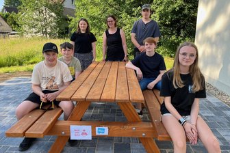 Jugendliche aus dem Vogtland packen für eigene Chill-out-Zone mit an - Ein Grillplatz für die Feuerfüchse: Beim Bau packten die Possecker Jugendlichen kräftig an.