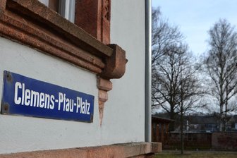 Jugendliche aus Mittelsachsen beschäftigen sich auch mit Gräuel im Zweiten Weltkrieg - Der Jugendladen in Rochlitz ist am Clemens-Pfau-Platz. Jugendliche des Clubs forschten nun zum Namensgeber.