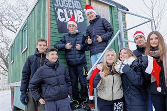 Jugendliche aus Theuma freuen sich über neuen Jugendclub - Die Theumaer Jugend hat einen neuen Treffpunkt. Am Samstag erhielten die jungen Leute vom Vorstand der Initiative Theuma den Schlüssel für den instandgesetzten ehemaligen Verkaufswagen.