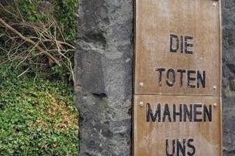 Jugendliche beschädigen Kriegerdenkmal - Der Sockel des Kriegerdenkmales wurde beschädigt.