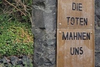 Jugendliche beschädigen Kriegerdenkmal - Der Sockel des Kriegerdenkmales wurde beschädigt. 