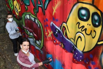 Jugendliche bringen Farbe auf den Anton-Günther-Platz in Aue - Stella (links) und Jaquelina haben mitgearbeitet an einem Container-Graffiti neben dem Anton-Günther-Platz in Aue.