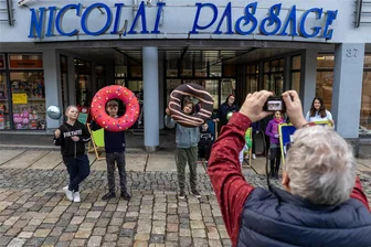Jugendliche eröffnen Pop-up-Store in Auerbach: Was gibt es hier zu kaufen? - Zehn Kinder und Jugendliche aus Auerbach gehen ab nächster Woche unter die Verkäufer. Sie eröffnen einen Pop-up-Store in der Nicolaistraße.