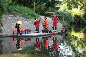 Jugendliche erwürgen Elfjährigen im Streit um Angelköder - In der französischen Stadt Rennes wurde ein lebloser elf Jahre alter Junge im Uferbereich eines Flusses entdeckt. (Archivbild)
