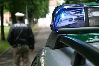 Jugendliche feiern um Lagerfeuer mit 40 Personen - Polizei löst Veranstaltung auf -