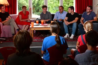 Jugendliche fühlen Politikern auf den Zahn - Markus Scholz (Grüne), Jana Pinka (Linke), Alexander Geißler (SPD), Steve Ittershagen (CDU), Philipp Hartewig (FDP) und Rolf Weigand (AfD) stellen sich den Jugendlichen vor.