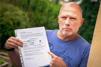 Jugendliche holt Corona-Impfung in Arztpraxis nach - Paulas Vater Norbert Dechant hatte für seine Tochter den bestätigten Impftermin in Zwickau - doch die Impfung gab es nicht. Nun hat die Jugendliche die Spritze von ihrer Hausärztin bekommen.