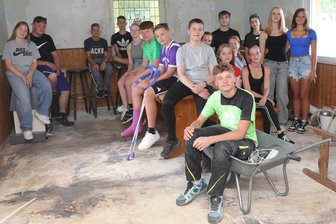 Jugendliche im Erzgebirge bauen Schnitzerheim zu Jugendklub um - 17 von mehr als 20 Helfern, die das alte Schnitzerheim am Weberteich zum Jugendclub umbauen wollen.
