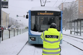 Jugendliche in Chemnitz von Straßenbahn erfasst - An der Haltestelle „Am Flughafen“ kollidierte eine Straßenbahn mit einer Frau.