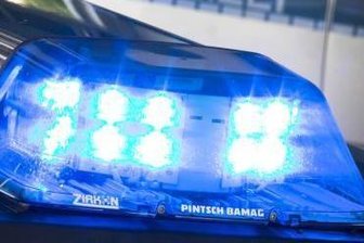 Jugendliche in Straßenbahn sexuell belästigt - Zeugen gesucht - Gesucht wird ein Unbekannter mittleren Alters.