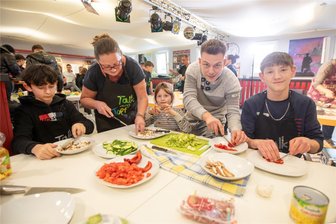 Jugendliche laden in Oelsnitz Kreistagskandidaten zum Talk am Topf - Beim Talk am Topf in Plauen: Kreistagskandidatin Yvonne Gruber (2. von links) mit Amely, Patric und Jeremy.