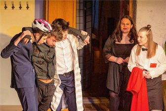 Jugendliche landen mit Gastspiel auf der Burg Riesenerfolg: Rasante Farce im Schlosstheater Augustusburg - Etwas gefunden, das dort nicht hin gehört - schnell geraten dann die Dinge "Außer Kontrolle". 