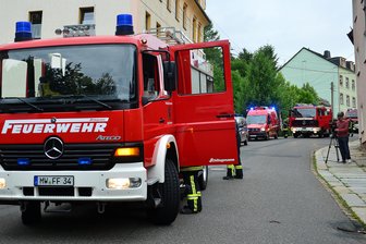 Jugendliche legen offenbar Feuer in ehemaligem Kindergarten - Bei dem Feuer im ehemaligen Kindergarten zwischen Hainichener Straße und Steinweg in Mittweida handelte es sich vermutlich um Brandstiftung. Die Feuerwehr musste zwei Jugendliche aus dem leer stehenden Gebäude retten. Sie wurden mit Verdacht auf Rauchgasvergiftung in ein Krankenhaus gebracht.