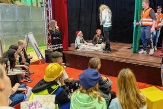Jugendliche loten bei Projekt in Wernesgrün ihre Stärken aus - Die Siebtklässler der Treuener Marienschule testeten in einem Mini Theater ihre Kreativität... 