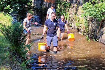 Jugendliche räumen Fluss auf und finden diesen Müll in der Würschnitz - Die Schüler in der Würschnitz, vorne zu sehen Jan Kowitz, der begleitende Lehrer und Fachleiter Gesellschaftswissenschaften.