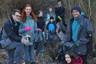 Jugendliche sammeln Müll ein -