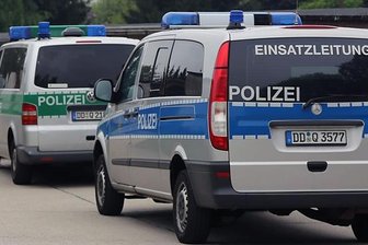 Jugendliche schwimmen auf der Flucht durch eiskaltes Wasser - 