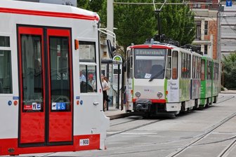 Jugendliche stechen auf Mann ein: 37-Jähriger in Zwickau lebensgefährlich verletzt - Der 37-Jährige stieg fuhr nach der Auseinandersetzung mit der Bahn und bemerkte seine schweren Verletzungen erst später.