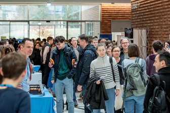 Jugendliche strömen zum Campustag der TU Freiberg und dem Studieninfotag der Hochschule Mittweida - Teils mit Brezeln gestärkt, gingen hunderte junge Erwachsene auf Entdeckungstour.