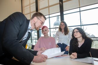 Jugendliche über Mobbing und Übergriffe an Plauener Schulen: „Wir wollen uns dort sicher fühlen“ - Sozialbürgermeister Tobias Kämpf (CDU), Schülersprecher Fabrice Riley Franke, Sozialarbeiterin Lisett Baumbach und Schülersprecherin Evelin Horo im Gespräch.