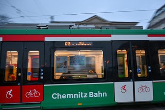 Jugendliche urinieren in Chemnitzer City-Bahn – Polizei wirft sie raus - In der Chemnitzer City-Bahn fielen am Dienstagabend mehrere Jugendliche negativ auf.