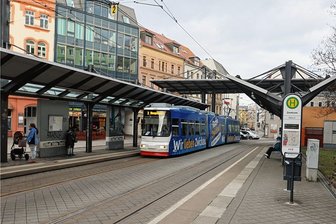 Jugendliche verletzten 37-Jährigen lebensgefährlich: Zwickauer Polizei sucht Zeugen - An der Haltestelle der Straßenbahn der Linie 3 in Richtung Neuplanitz soll es zur Auseinandersetzung gekommen sein.