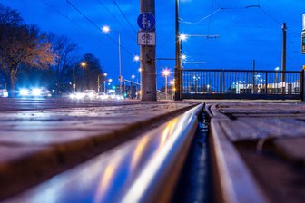 Jugendliche wollen bei Rot über Gleise gehen: Tram in Chemnitz muss bremsen – es gab Verletzte - Wegen einer Notbremsung verletzten sich zwei Personen.