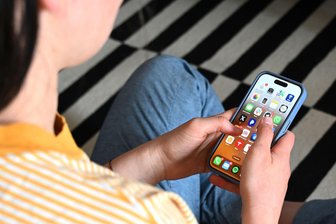 Jugendliche wollen bei Social Media eher Schutz als Verbote - Jugendliche fordern tendenziell statt Verboten eher besseren Schutz auf digitalen Plattformen.(Symbolbild)