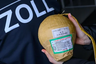 Jugendliche zünden in Meerane verspätetes Silvesterfeuerwerk: Polizei stellt Kugelbombe sicher - Kugelbomben gelten als besonders gefährlich und dürfen in Deutschland nur von berechtigten Personen gezündet werden.