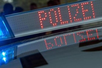 Jugendlicher bedrängt Frau in Hausflur -