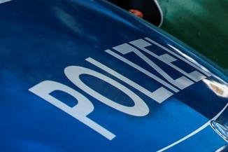 Jugendlicher befriedigt sich im Park - Anzeige -