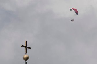 Jugendlicher bleibt mit Gleitschirm am Dach einer Kirche hängen -