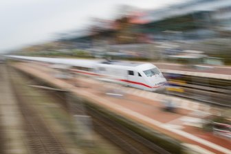Jugendlicher fährt 150 Kilometer auf ICE-Dach mit - schwer verletzt -