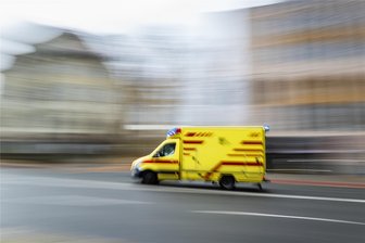 Jugendlicher Fahrradfahrer nimmt in Callenberg E-Bike-Fahrer die Vorfahrt – beide verletzt - Ein E-Bike-Fahrer musste nach einem Unfall in Callenberg in eine Klinik gebracht werden.