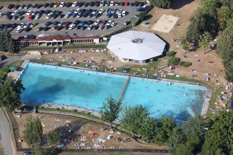 Jugendlicher hantiert im Freibad mit Pistole - 
