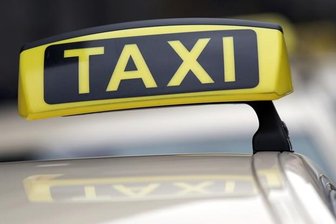 Jugendlicher schießt mit Schleuder auf Taxi -