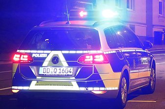 Jugendlicher schleudert Schuh auf Polizistin -