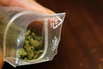 Jugendlicher versteckt Marihuana in Salamipackung -