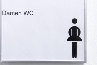 Jugendlicher zieht blank vor Damentoilette - 