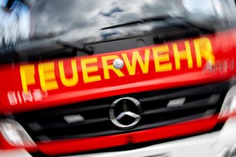 Jugendlicher zündelt mit Wunderkerzen und löst Brand aus - Die Lunzenauer Feuerwehr ist zu einem Hochstandbrand gerufen worden.