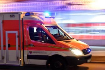 Jugendlicher zwischen zwei Autos eingeklemmt und schwer verletzt - 