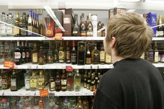 Jugendschutzaktion in Freiberg: Illegale Verkäufe an Minderjährige aufgedeckt - Ein Jugendlicher vor einem Spirituosenregal. Polizei und Zoll kontrollierten, ob die Verkaufsverbote für Minderjährige eingehalten werden.