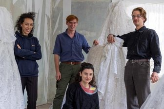 Jugendstil-Villa wird Kunsthaus - Amina Coraro, Albert Gouthier, Gleb Konkin-von-Serebrowski und Virginia Lorenzetti (von links) mit Kunst aus dem Villa-Fundus. 